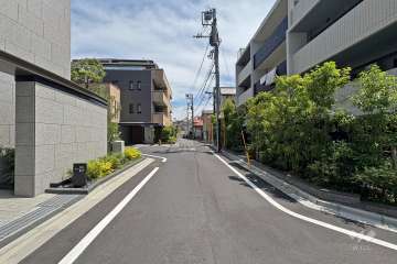 敷地西側の前面道路（北側から）