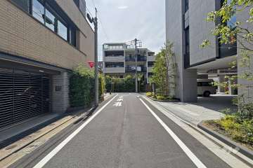 敷地南側の前面道路（東側から）