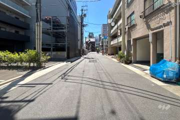 敷地南側の前面道路(南小川瓦町線)