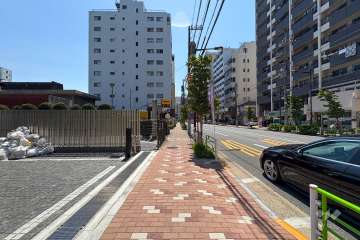 敷地北西側の前面道路（北東側から）