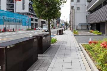 敷地南側の前面道路（東側から）