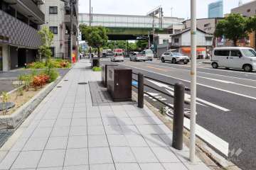 敷地南側の前面道路（西側から）