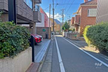 敷地の北側前面道路（東側から）