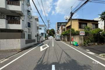 敷地西側の前面道路（南側から）