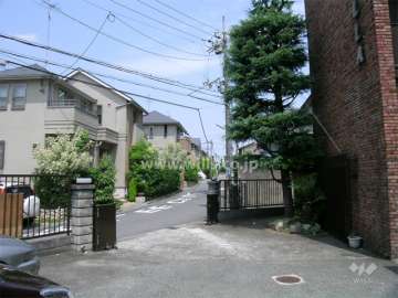 周辺は一戸建てが中心に建ち並ぶ住宅地。