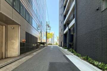 敷地東側の前面道路(北側から)