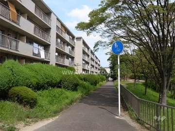 A-1棟の南側には遊歩道があります。