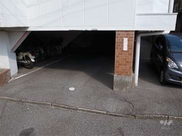 敷地内駐車場（高さ制限有り）