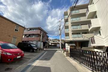 敷地西側の前面道路