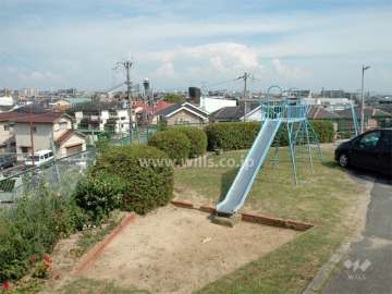 敷地内の公園。やや高台にあり、眺めがきれいです。
