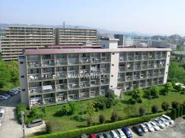 千里南町メゾネットA2棟の外観（南側から）