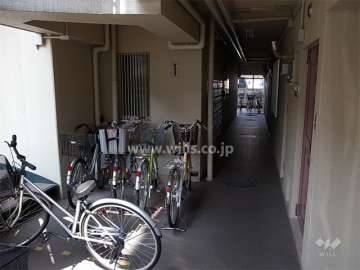 共用ポストと共用廊下