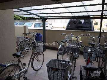屋根付きの駐輪場（エントランス奥にあり、防犯性にすぐれています。）