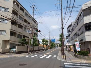 服部緑地に続く、街路樹のきれいなバス通りに面しています。（バス停徒歩1分）