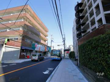 敷地の西側はバス通りに面しています。