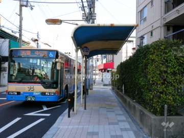 目の前にバス停があります。