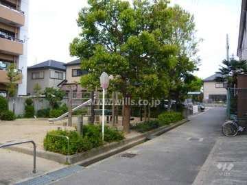 敷地に隣接して小さな公園があります。