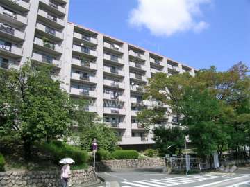 桃山台グランドマンションＤ-1棟の外観（南西側から）