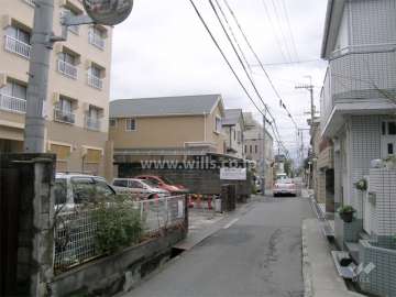周辺は一戸建てとマンションが混在する静かな住宅地です