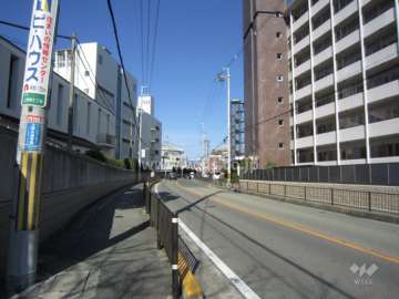 敷地西側の前面道路