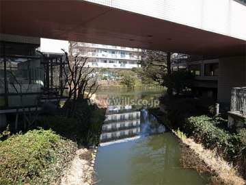敷地南側は芦田ヶ池に面しており、池の周囲にはアクア文化ホールなどの公共施設が並んでいます。