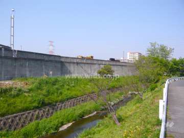 すぐ北側を最明寺川が流れています