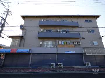 曽根南ハイツの外観（北側から）　1階には店舗が入っています。