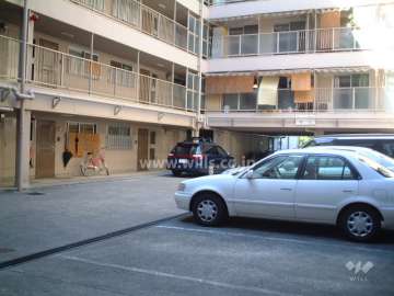 前面道路は二車線のバス通りで、沿道には各種店舗、事務所が立ち並んでいます。