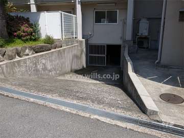 駐輪場、バイク置き場へのアプローチ