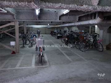 地下にある駐輪場、バイク置き場