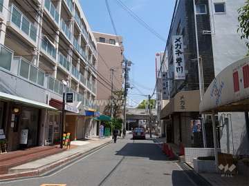敷地南側の前面道路。周辺には店舗や事務所も多くあります。