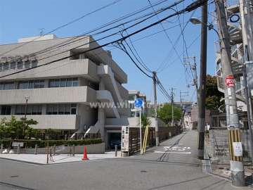 敷地西側には道を挟んで、岡町図書館があります。