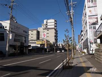 ネオーライフ豊中マンションの遠景。敷地東側は国道176号線に面しています。