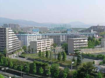 周辺はマンションが中心に立ち並ぶ住宅地です。