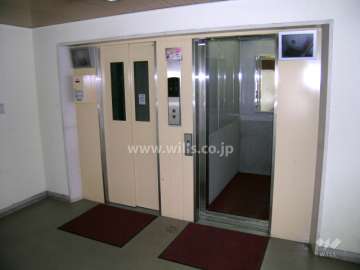 モニター付きのエレベーター