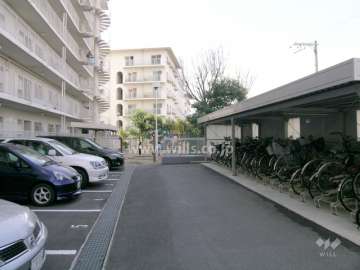 駐輪場、駐車場と敷地内の公園