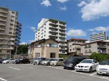 周辺はマンションと一戸建てが混在する住宅地。