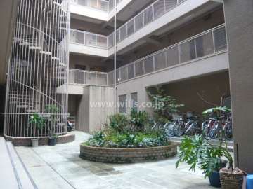 マンション中央は拭き抜けになっています。