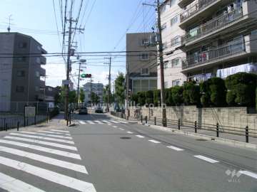 敷地南側の二車線の道路