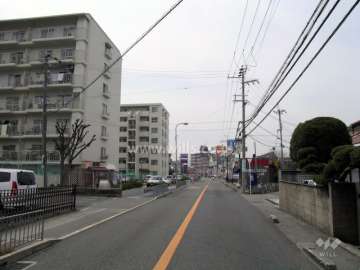 敷地の北側は2車線のバス通りです。