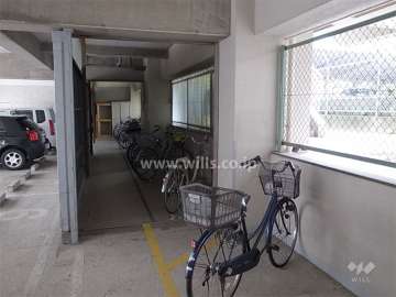 駐車場横にある駐輪場（屋内にあります。）