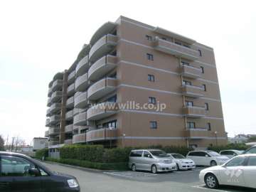 周囲との建物と間隔があります（北東側から）