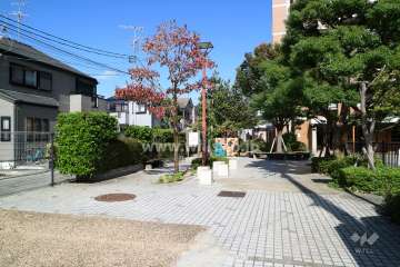 エントランス横の広場