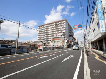 敷地東側は国道176号線に面しています。