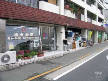 1階の東側には国道に面して店舗が入っています。