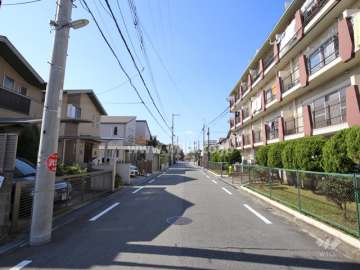 敷地南側の前面道路。周辺は区画の整った閑静な住宅地です。