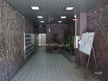 タイル貼りのエントランスホール（共用ポスト）