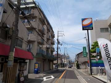 敷地東側の前面道路。交通量のある二車線の通りです。