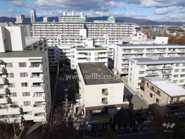 周辺はマンションが多く立ち並ぶ住宅地。南千里グレースヴィラは通りから一本中に入り、静かです。
