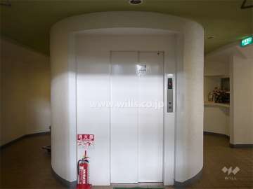建物を縦に貫く円筒形のエレベーター